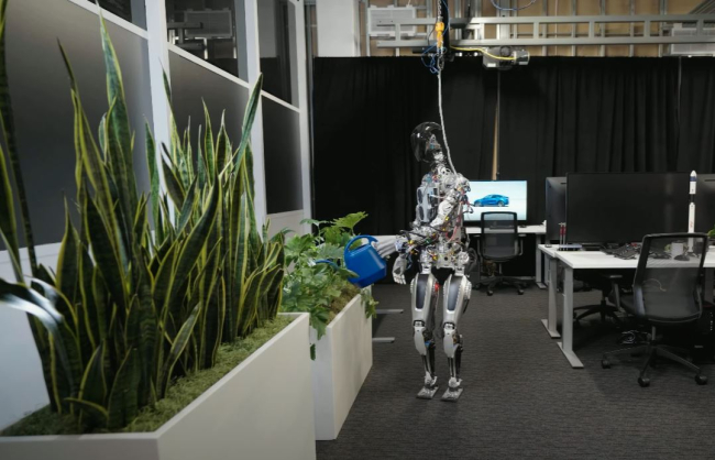 Tesla insansı robotu tanıttı